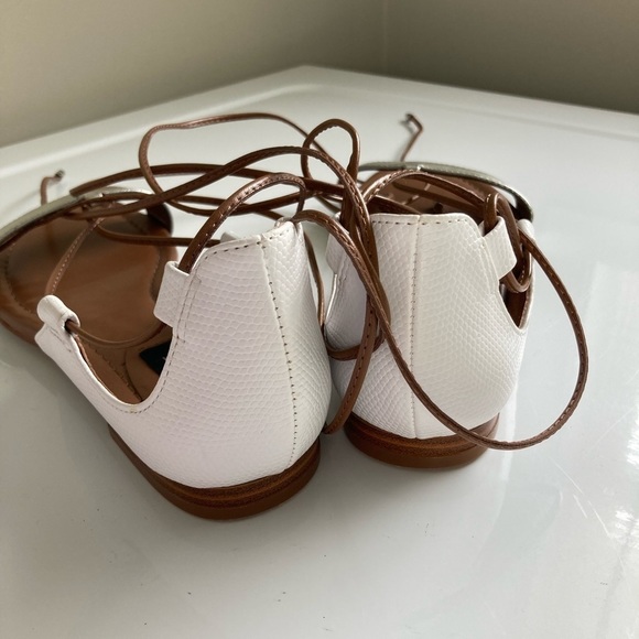Sandal Flats Gladiator Size 6 Ankle Tie Flats White & Silver Preloved Gently - Picture 6 of 10